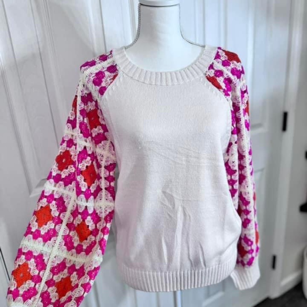 Beautiful sweater with crocheted sleeves